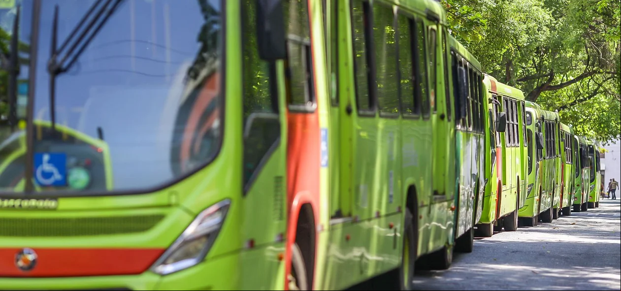 Fila de ônibus parados na Praça da Bandeira