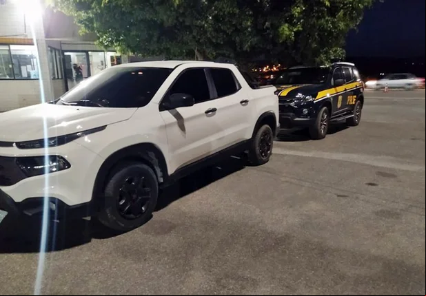 PRF recupera caminhonete roubada e prende motorista em Pernambuco