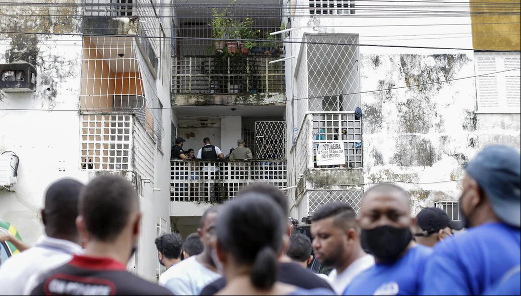 Populares se aglomeram no local do crime