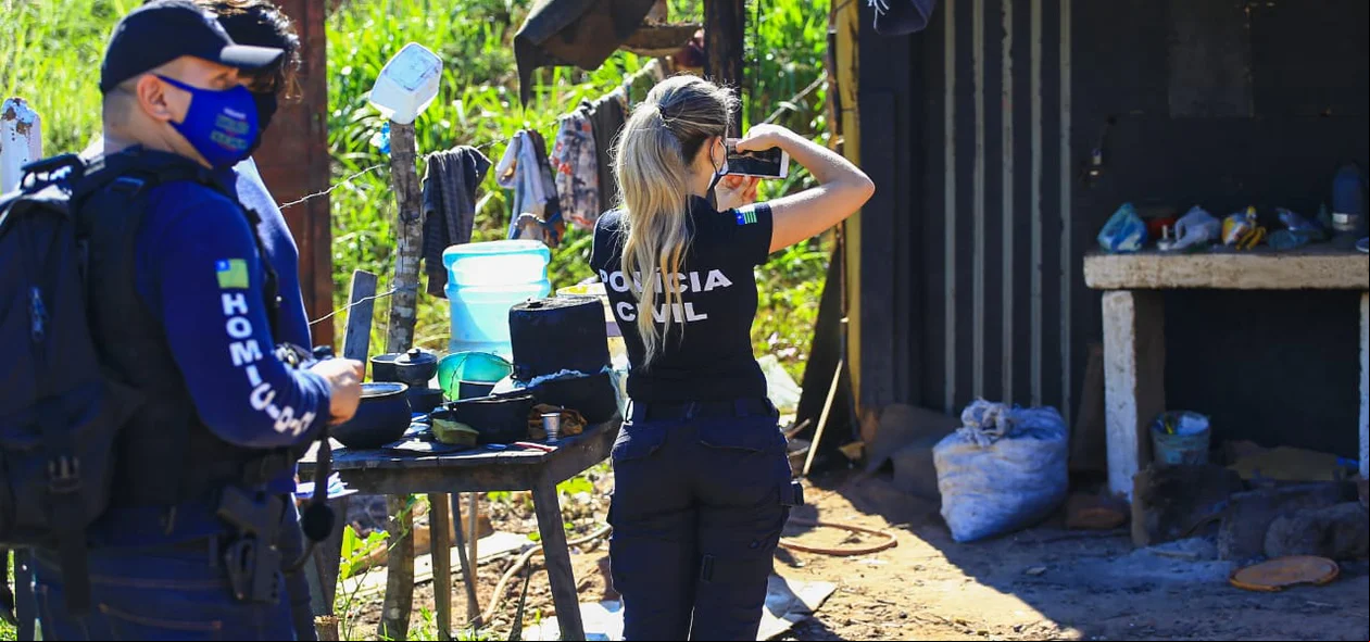 Perícia realiza trabalho no local do crime