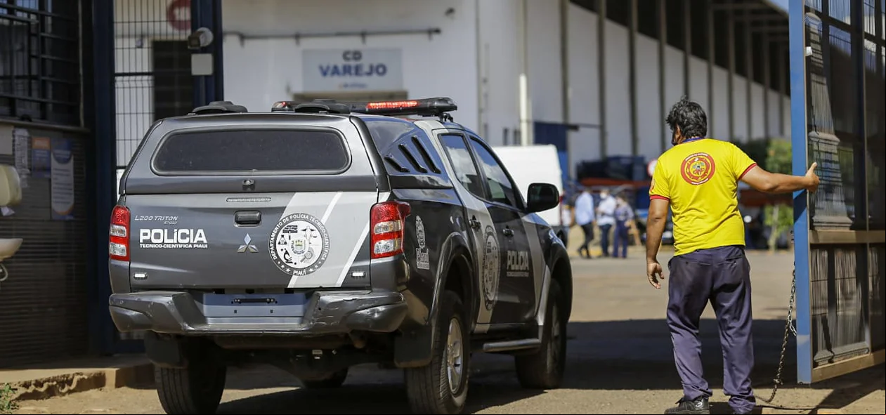 Perícia Criminal entrando no Centro de Distribuição do R. Carvalho