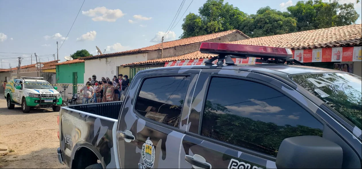 Equipes da Força Tática e policiamento convencional presentes no local