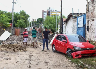 Motorista de aplicativo teve carro arrastado pela correnteza