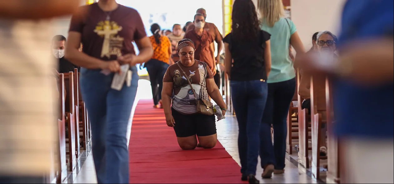 Erisleide, devota de São Francisco de Assis entrando de joelho na igreja