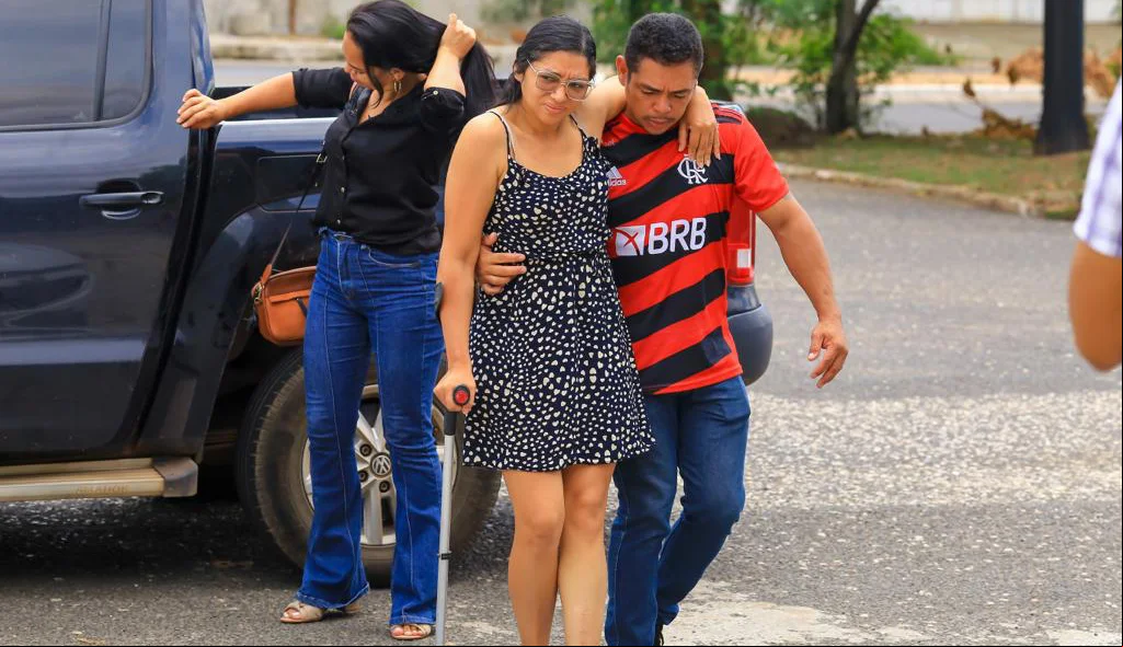 Dayane Gomes chega ao DHPP para prestar depoimento