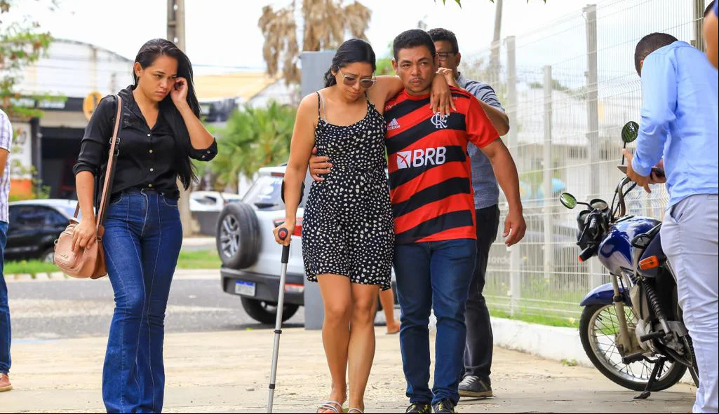 Dayane Gomes chegou acompanhada de outras pessoas