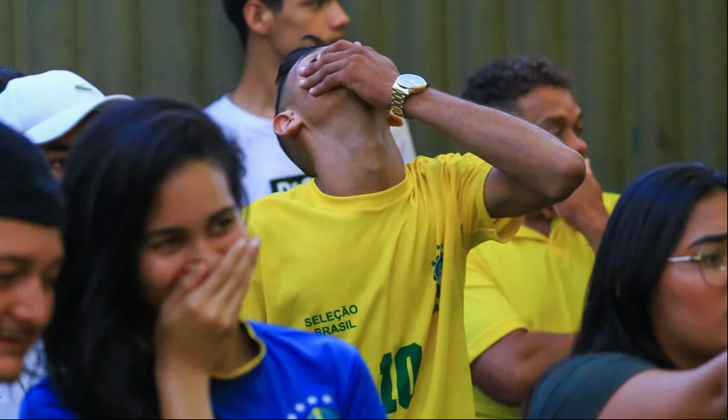 Frustração da torcida ao acompanhar derrota da Seleção