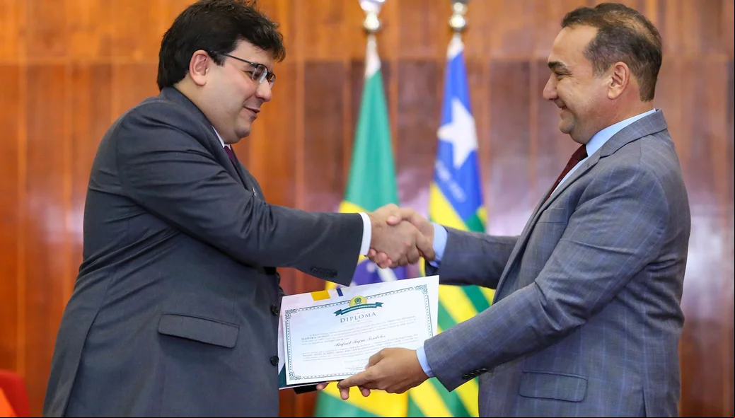 Rafael Fonteles sendo diplomado pelo TRE-PI