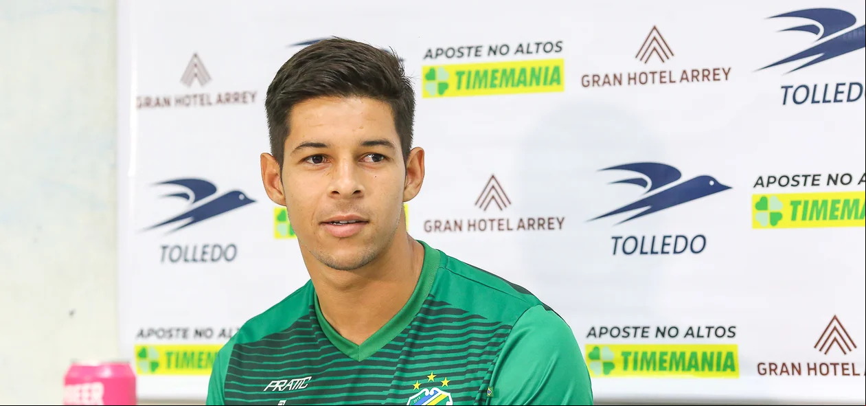 Zagueiro Lucas Souza