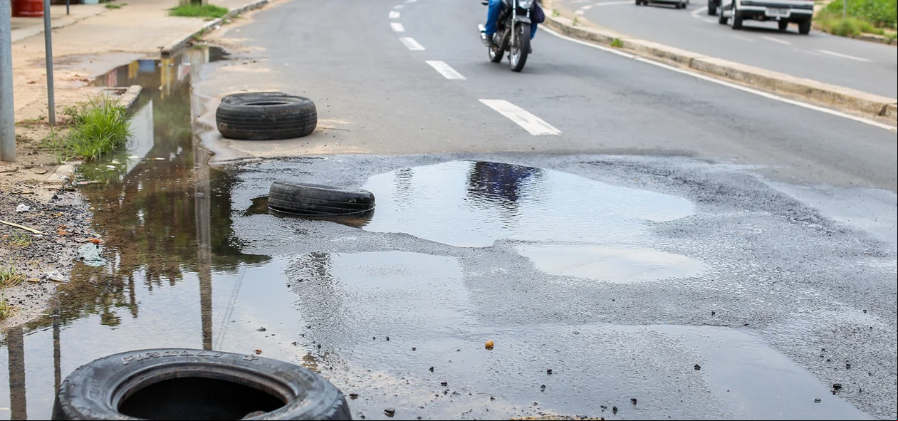 Segundo moradores, o buraco na avenida tem prejudicado o tráfego de veículos e causado transtornos