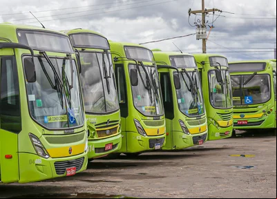 Ônibus parados