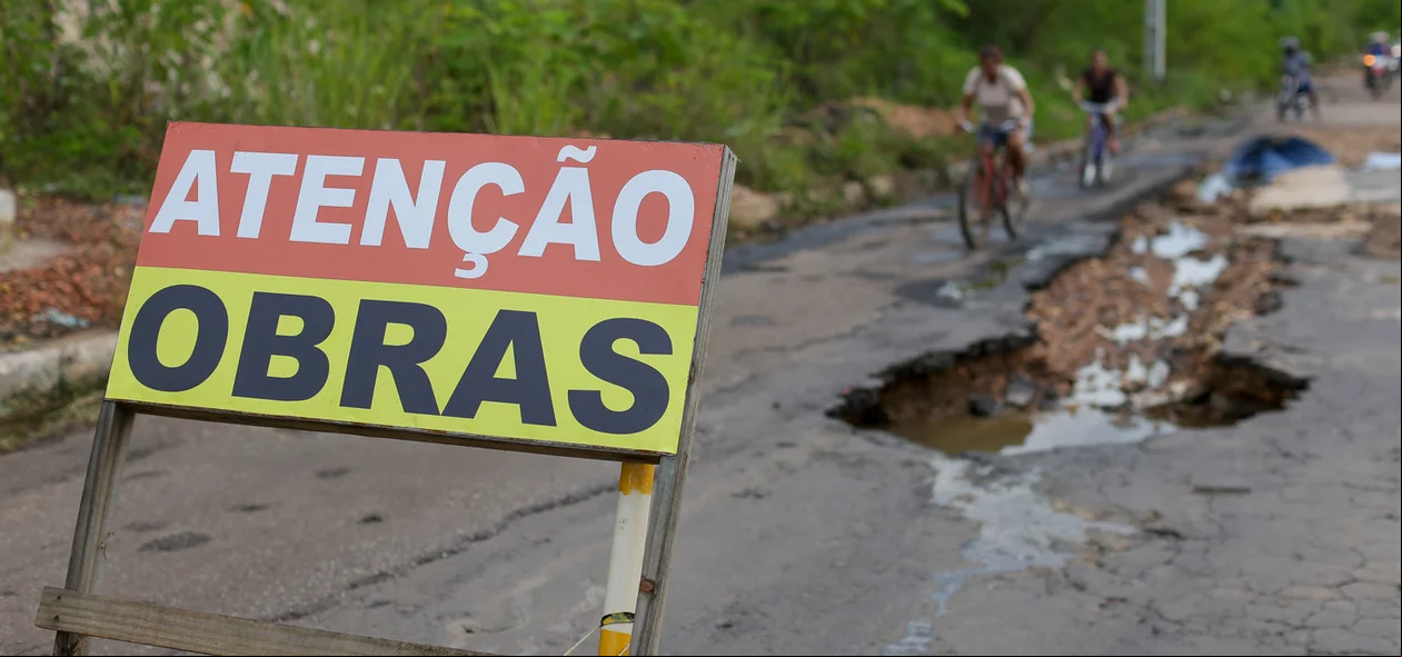 Placa de atenção obras