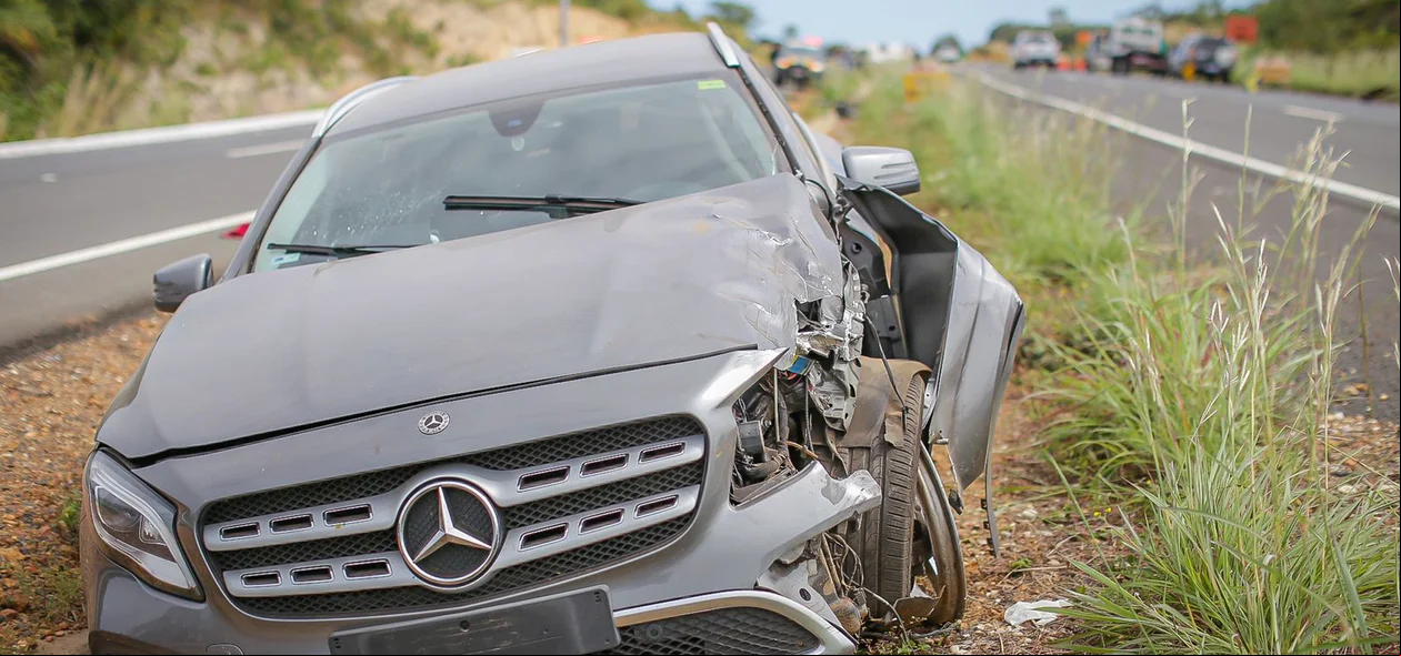 Carro de luxo envolvido no acidente