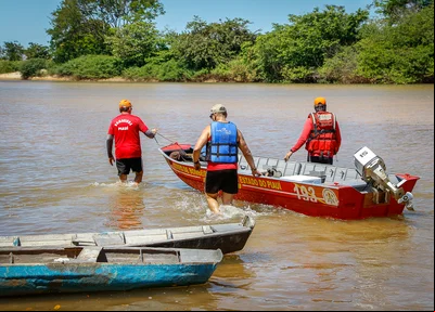 Bombeiros fazem buscas no Rio Parnaíba