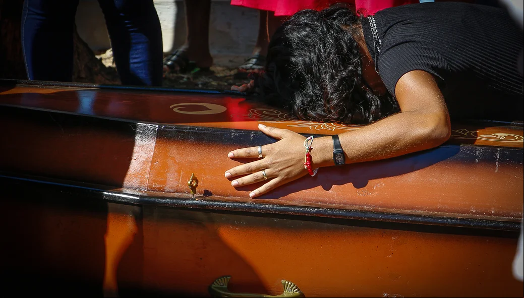 Corpos de vítimas que se afogaram no Rio Parnaíba são sepultados em Nazária