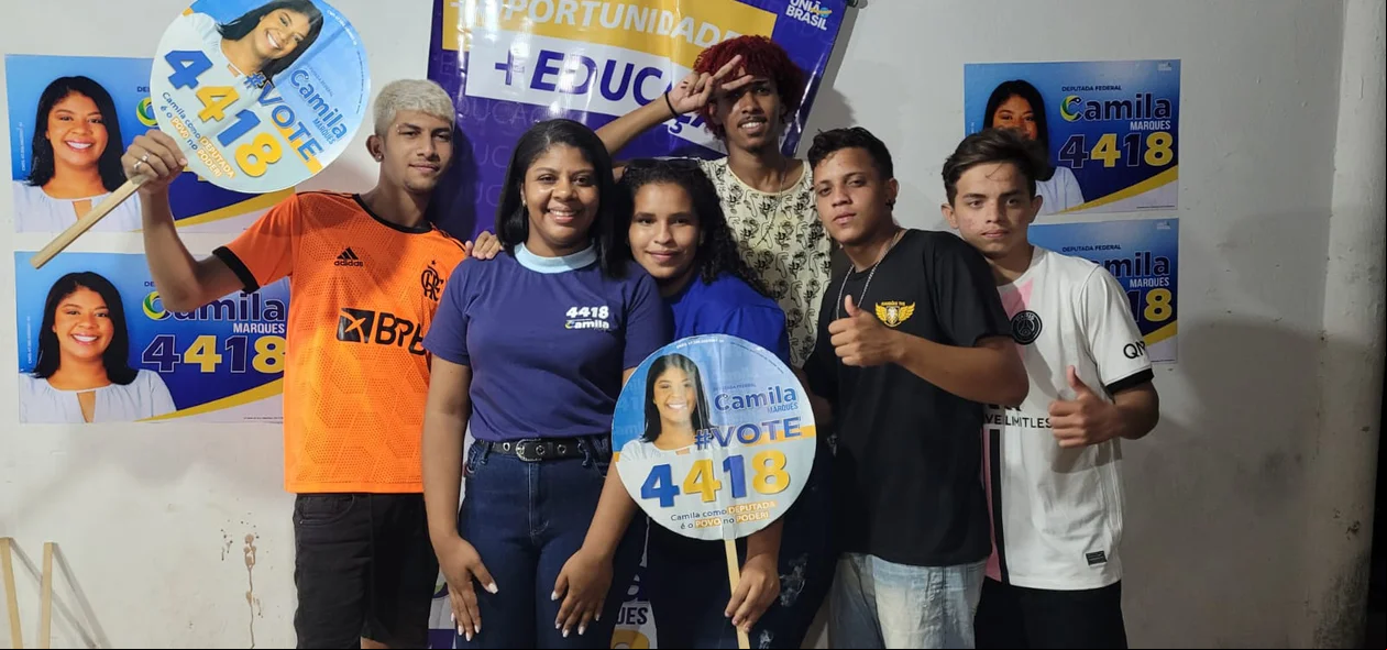 Camila Marques comemora encerramento dq campanha ao lado de juventude