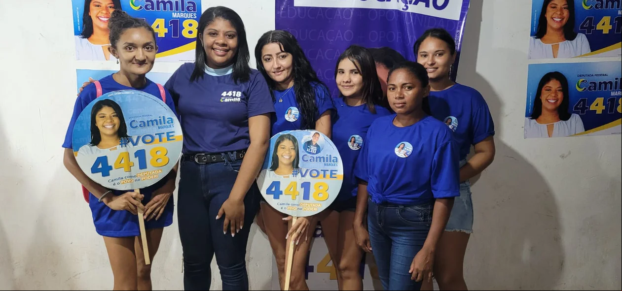 Camila Marques comemora encerramento dq campanha ao lado de juventude