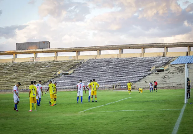 Partida no estádio Albertão