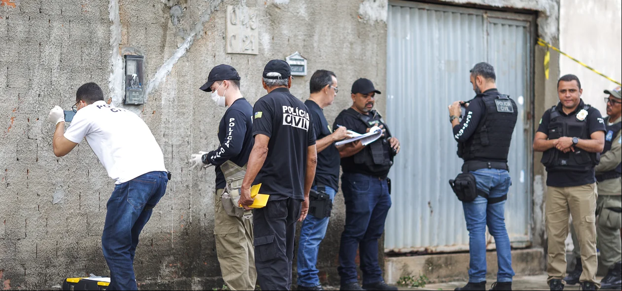 Policias fazendo os procedimentos legais