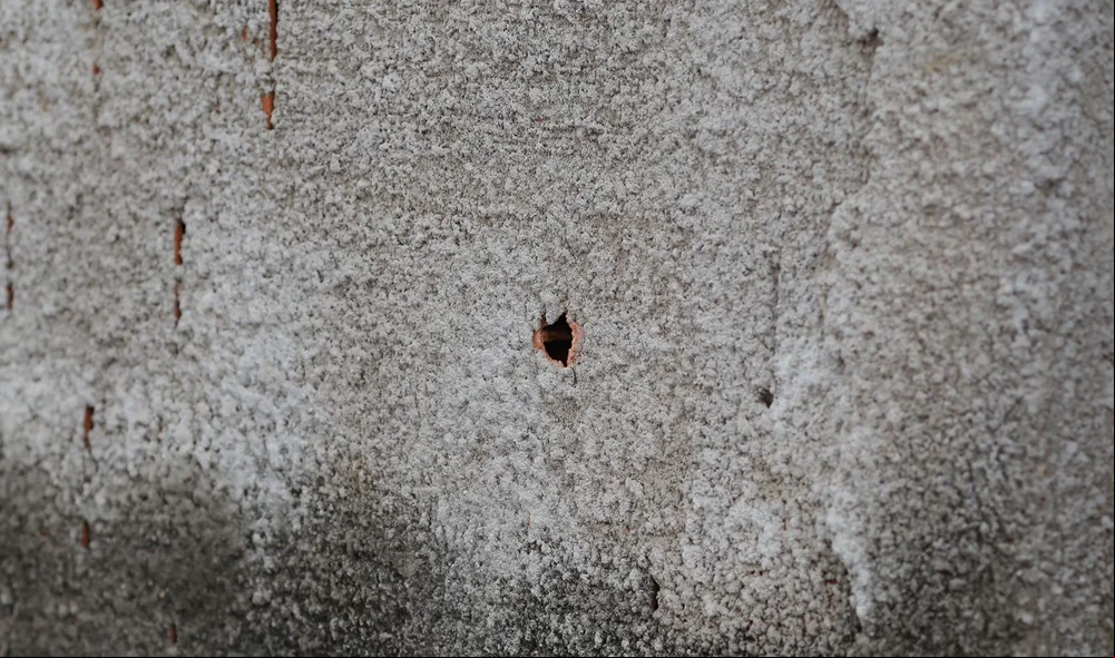 Um disparo atingiu um muro da residência