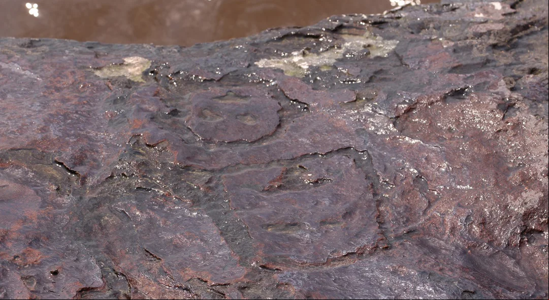 Gravura no sítio arqueológico das Lajes