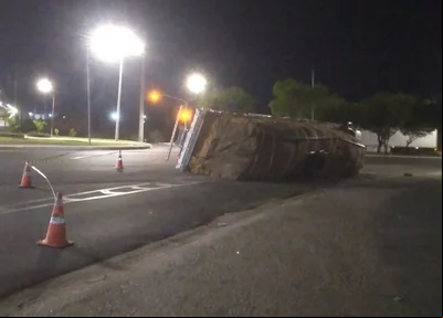 Veículo tombou na rotatória da Avenida Miguel Rosa