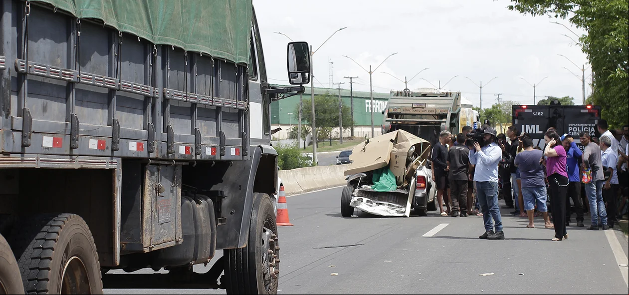 Caminhão e o veiculo envolvido no acidente