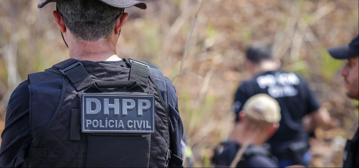 Peritos investigam local de crime