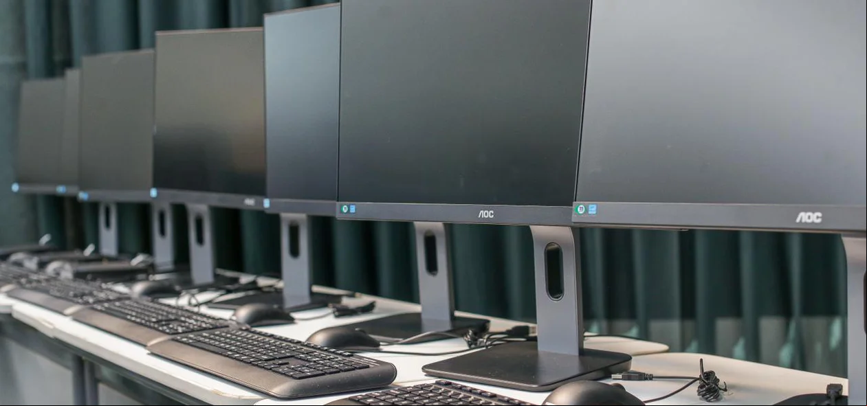 Mais computadores para os alunos