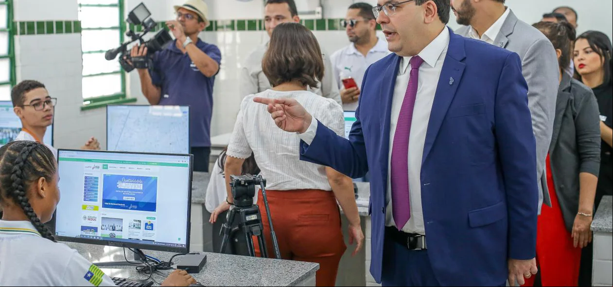 Rafael Fonteles visita instalações da escola
