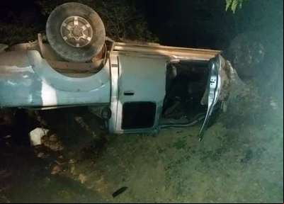 Nissan Frontier capotou após o impacto com o ônibus