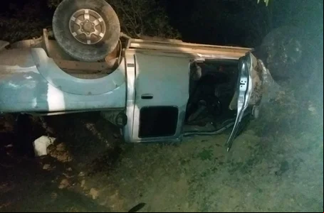 Nissan Frontier capotou após o impacto com o ônibus