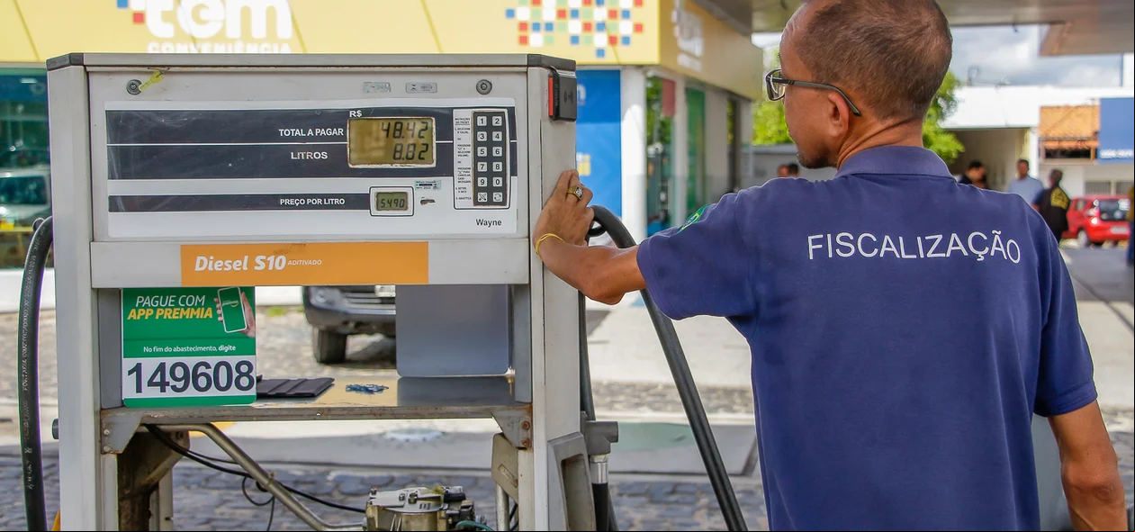Fiscal vistoriando bomba de combustível