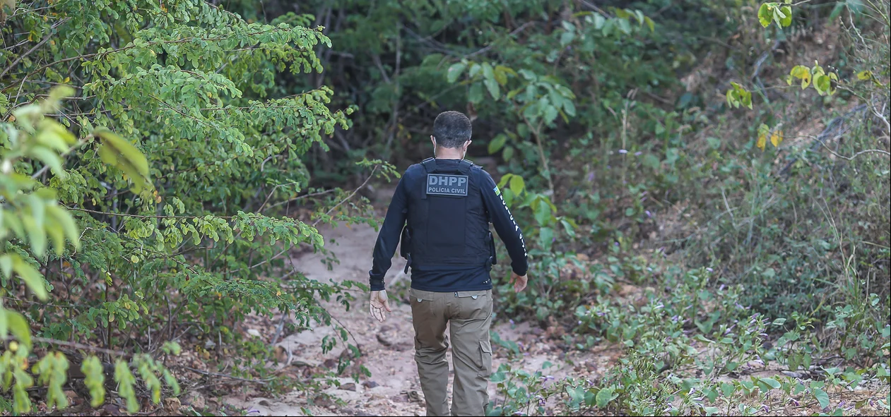 Delegado Genival Vilela indo até o local do corpo
