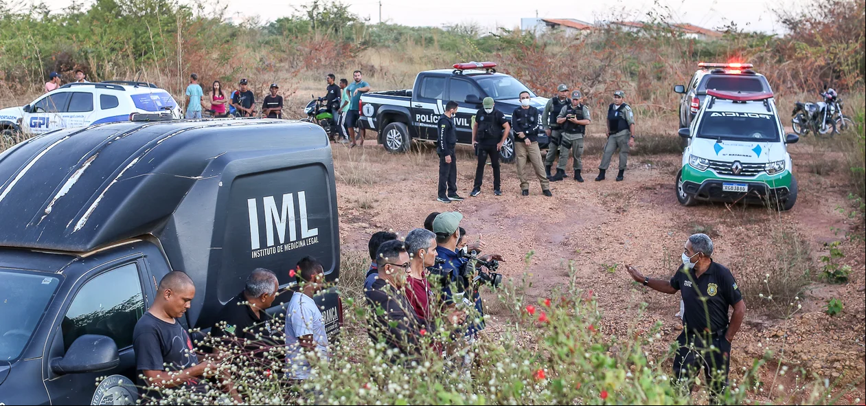 Equipes da PM e Polícia Civil no local onde o corpo foi encontrado