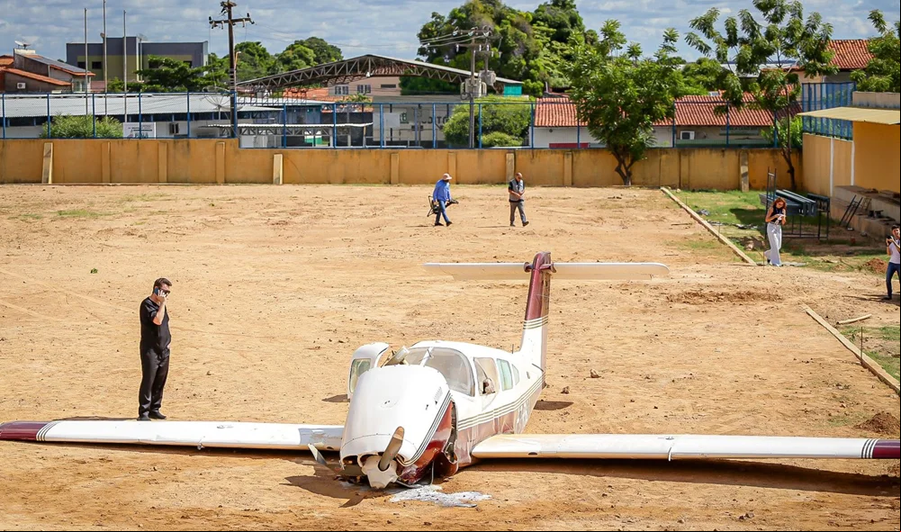 O avião caído no campo