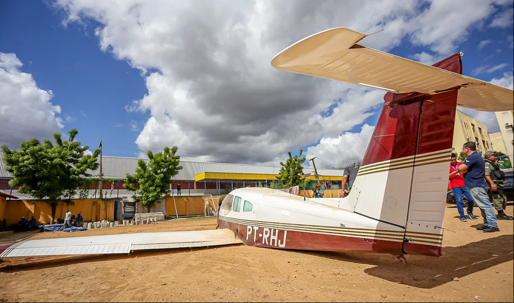 O avião caído no campo