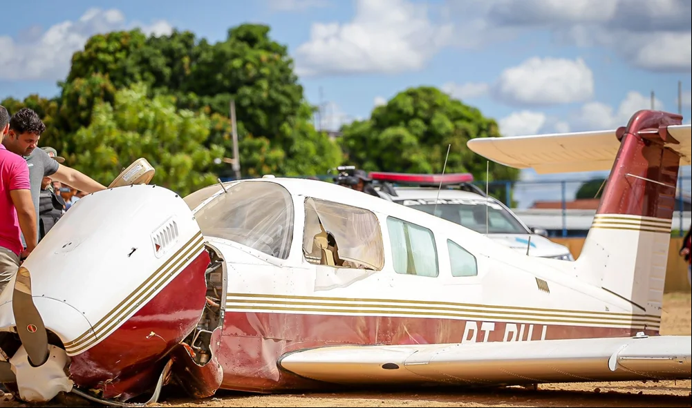 O avião caído no campo de futebol na zona norte de Teresina