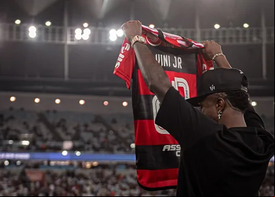 Vini Jr. ergueu a camisa do seu time de origem em homenagem no Maracanã