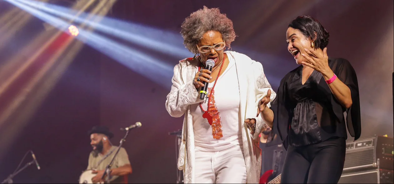 Cantora Sandra Sá no palco do Piauí Pop