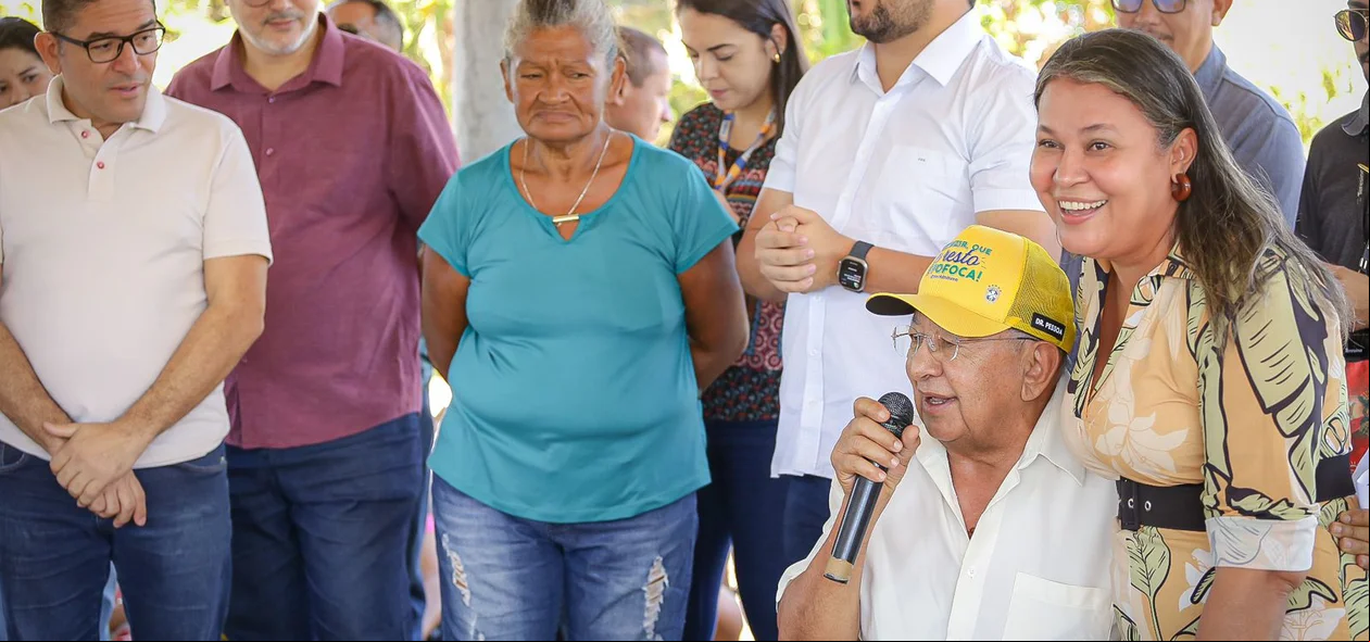 Dr. Pessoa conversa com moradores sobre regularização fundiária