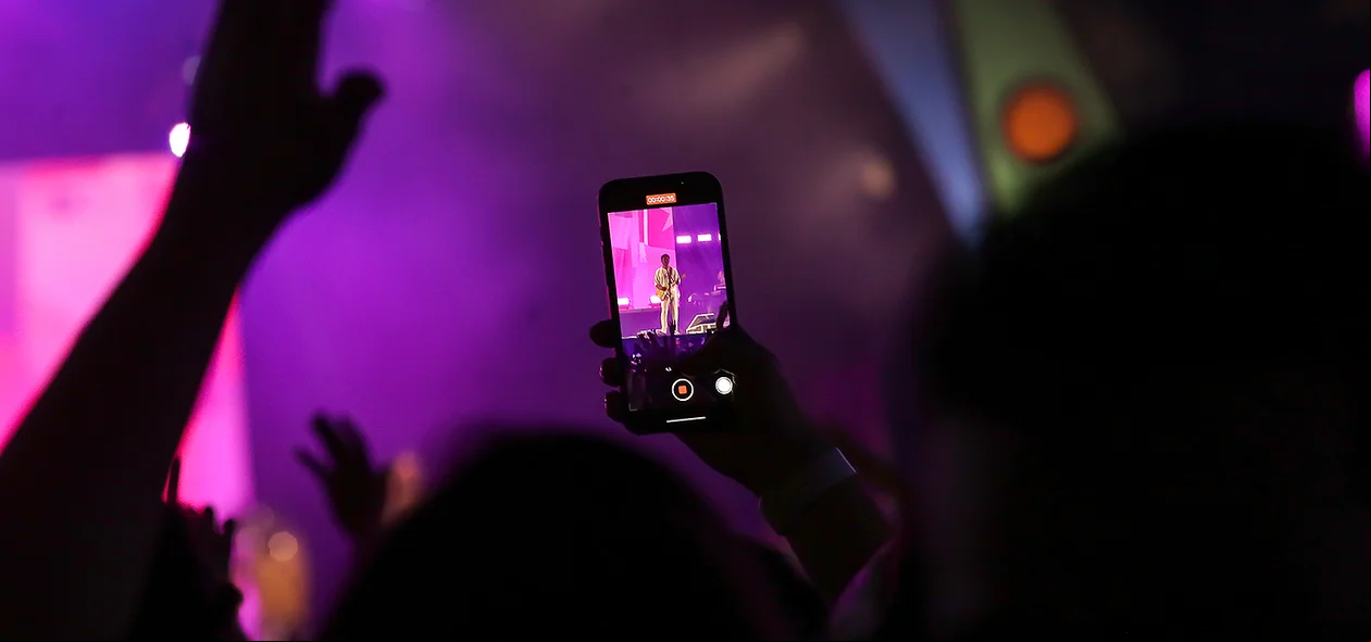 Fãs filmando o show da banda