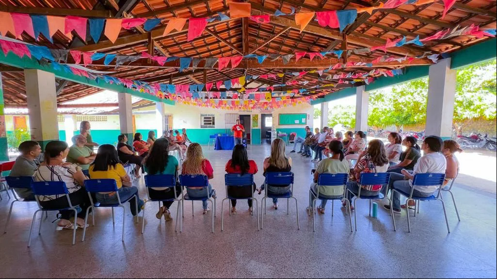 Os profissionais da educação participaram de conversas sobre planos pedagógicos na cidade