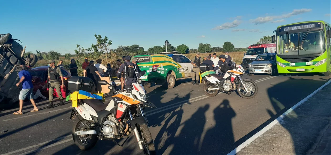 Polícia militar e Samu no local do acidente