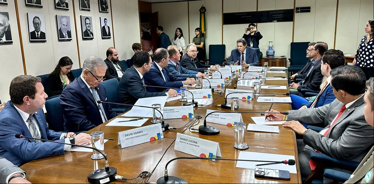 Os deputados da Comissão de Desenvolvimento Econômico; Finanças e Tributação da Câmara Federal visitaram na tarde de quarta-feira (9), o ministro da Fazenda, Fernando Haddad