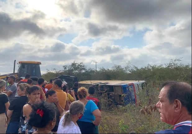 Ônibus com piauienses tombou em Pernambuco e deixou mortos e feridos