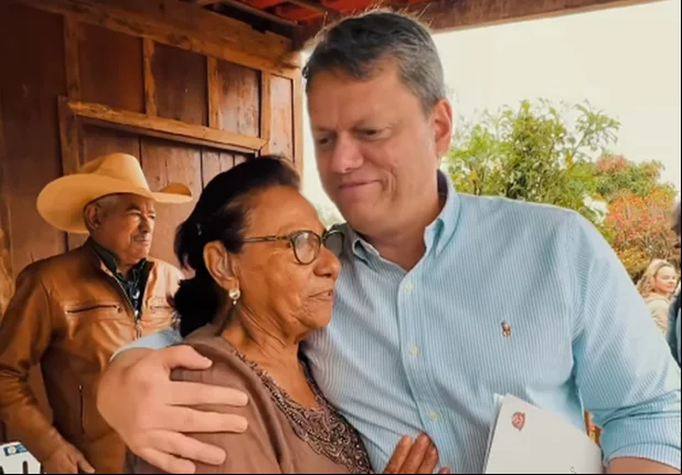 Tarcísio de Freitas entrega título de posse a assentados em São Paulo