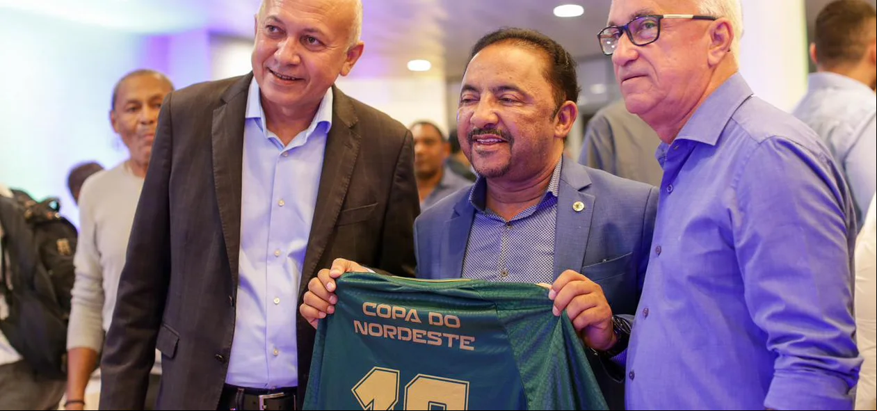 Warton Lacerda entrega camisa do Altos