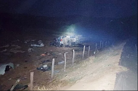 Caminhão carregado de etanol tombou na BR 135
