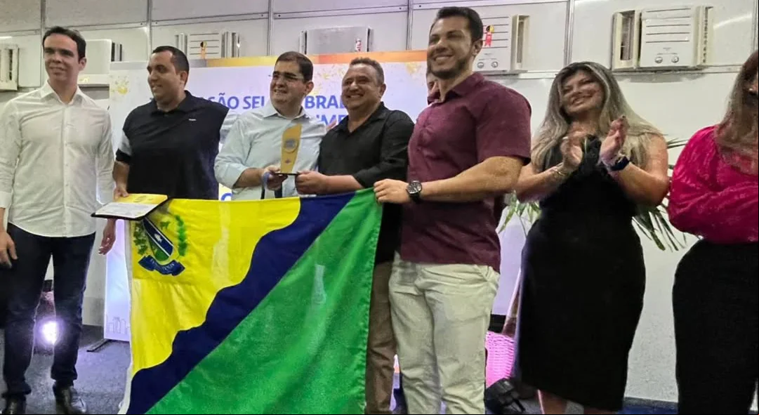 Gestores de Itainópolis recebendo reconhecimento do Sebrae